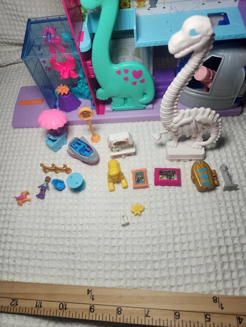 POLLY POCKET™ STARRING SHANI™ POLLYVILLE™ MIGHTY MUSEUM™ Playset Includes 17 Pcs